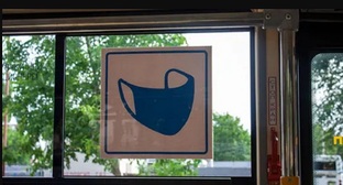 Рисунок медицинской маски на окне общественного транспорта. Фото Дмитрия Пославского, "Юга.ру"