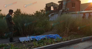 Беспилотник упал на жилой дом в Таганроге. Фото: https://donday.ru/na-chastnyj-dom-v-taganroge-upal-bespilotnik.html