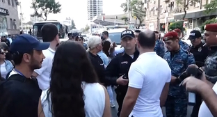 Протестующие в Ереване и сотрудники полиции, стоп-кадр видео канала NEWS AM https://www.youtube.com/watch?v=-QK-4cKGmj8