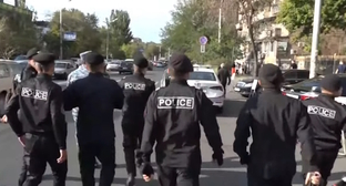 Сотрудники полиции в Ереване, стоп-кадр видео NEWS AM https://news.am/rus/news/783046.html