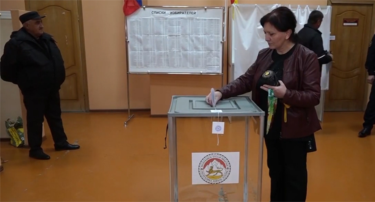 Жительница Южной Осетии голосует на выборах. Кадр из видео https://www.youtube.com/watch?v=PvgiXwMZerc Жительница Южной Осетии голосует на выборах. Кадр из видео https://www.youtube.com/watch?v=PvgiXwMZerc