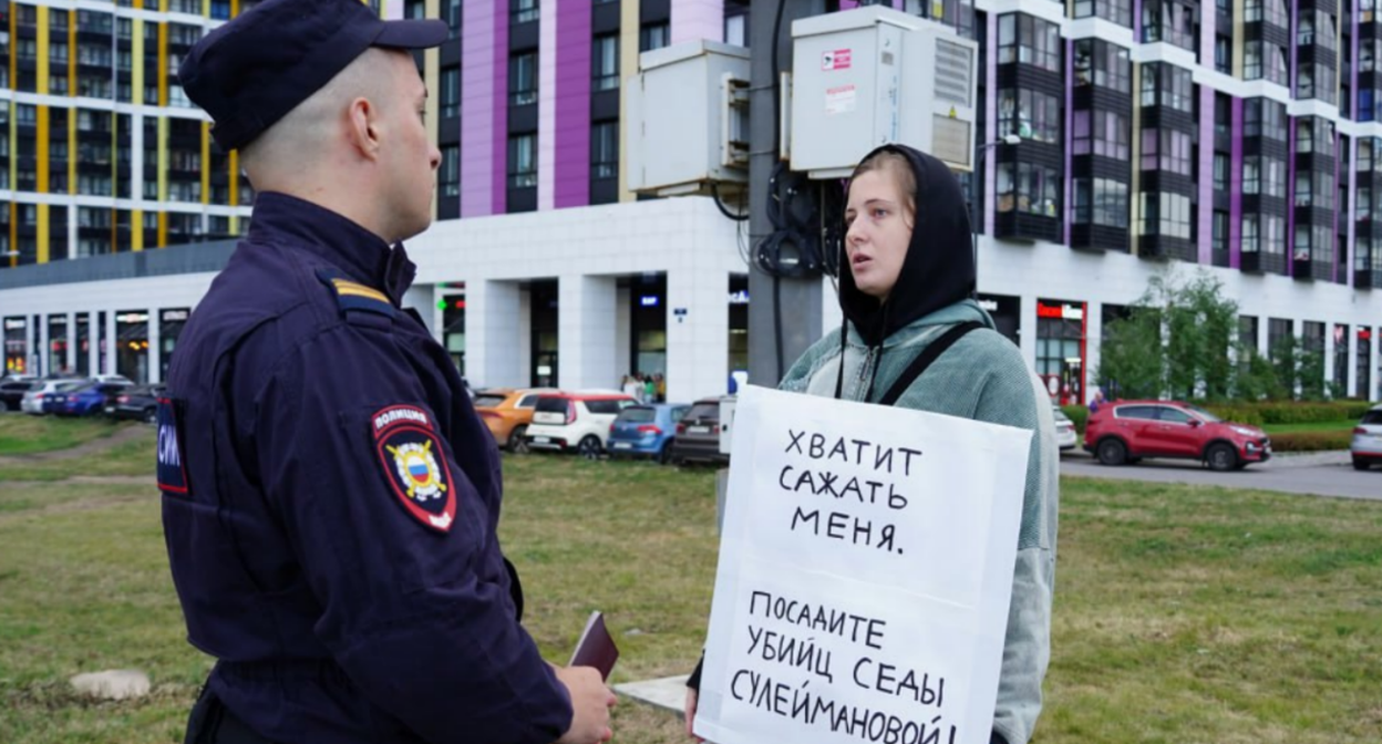 Елена Патяева беседует с сотрудником полиции. Скриншот фото "Слово защите" https://t.me/endoflaw/1183. Елена Патяева беседует с сотрудником полиции. Скриншот фото "Слово защите" https://t.me/endoflaw/1183.