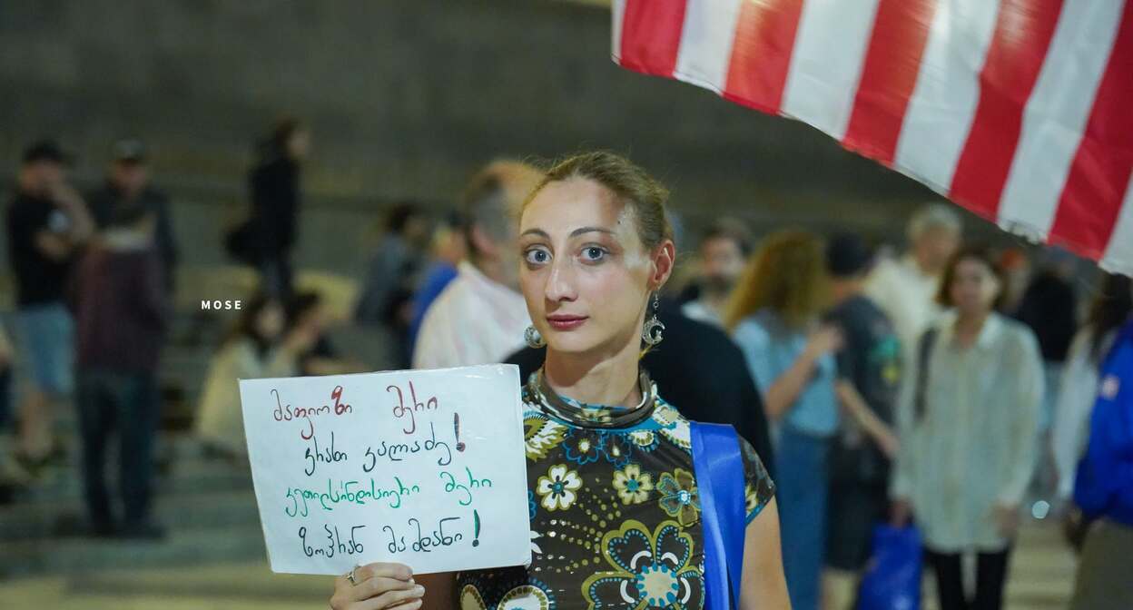 Участники непрерывных протестов в Тбилиси в 642-й день. Надпись на плакате: "Мафиозный мэр Кахи Каладзе", Фото: MO SE / Facebook Участники непрерывных протестов в Тбилиси в 642-й день. Надпись на плакате: "Мафиозный мэр Кахи Каладзе", Фото: MO SE / Facebook