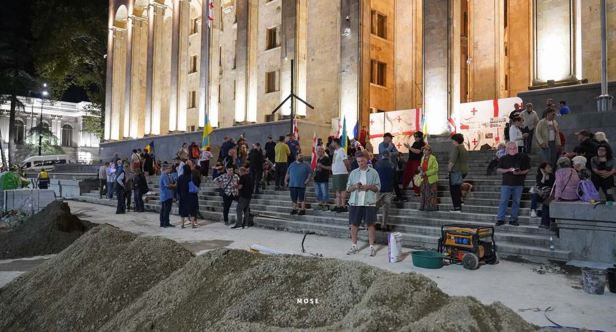 Участники непрерывных акций на Руставели в Тбилиси в 665-й день. Фото: MO SE / Facebook" Участники непрерывных акций на Руставели в Тбилиси в 665-й день. Фото: MO SE / Facebook"