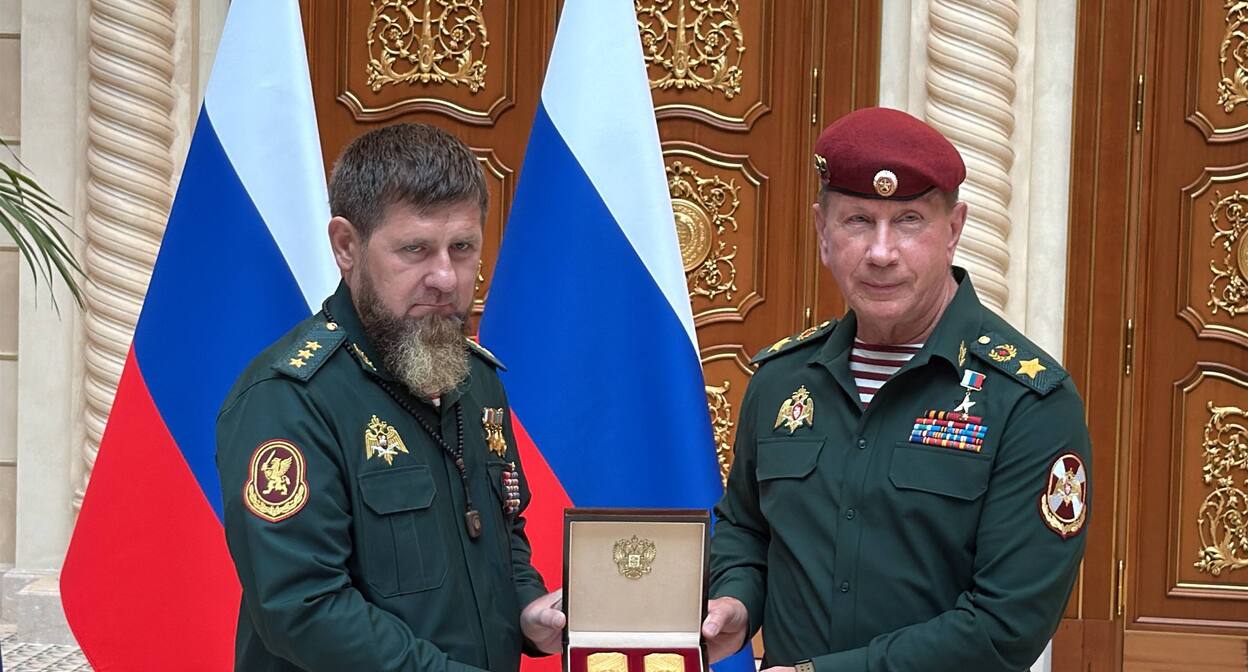 Золотов вручает Кадырову погоны генерала армии. Кадр из видео https://t.me/groznyinform/65947