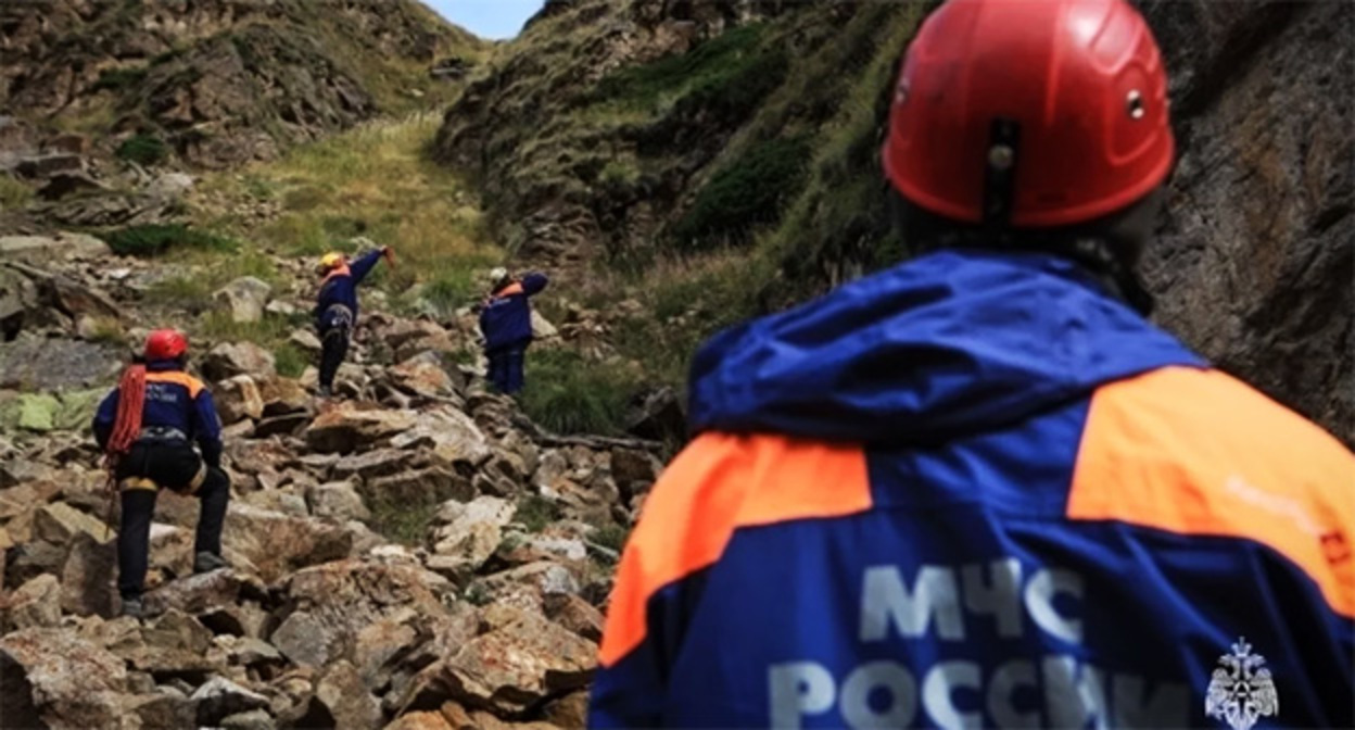 Спасатели МЧС. Фото: Telegram-канал МЧС Кабардино-Балкарии. Спасатели МЧС. Фото: Telegram-канал МЧС Кабардино-Балкарии.