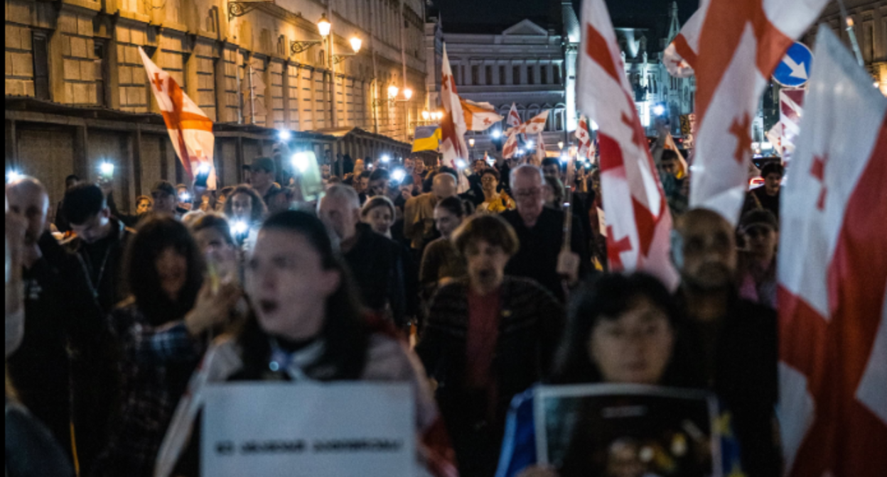 Шествие в Тбилиси 17.10.26. Фото Publika https://www.facebook.com/photo/?fbid=1903792777686930&set=pcb.1903792937686914 (деятельность компании Meta, владеющей соцсетью, запрещена в России)