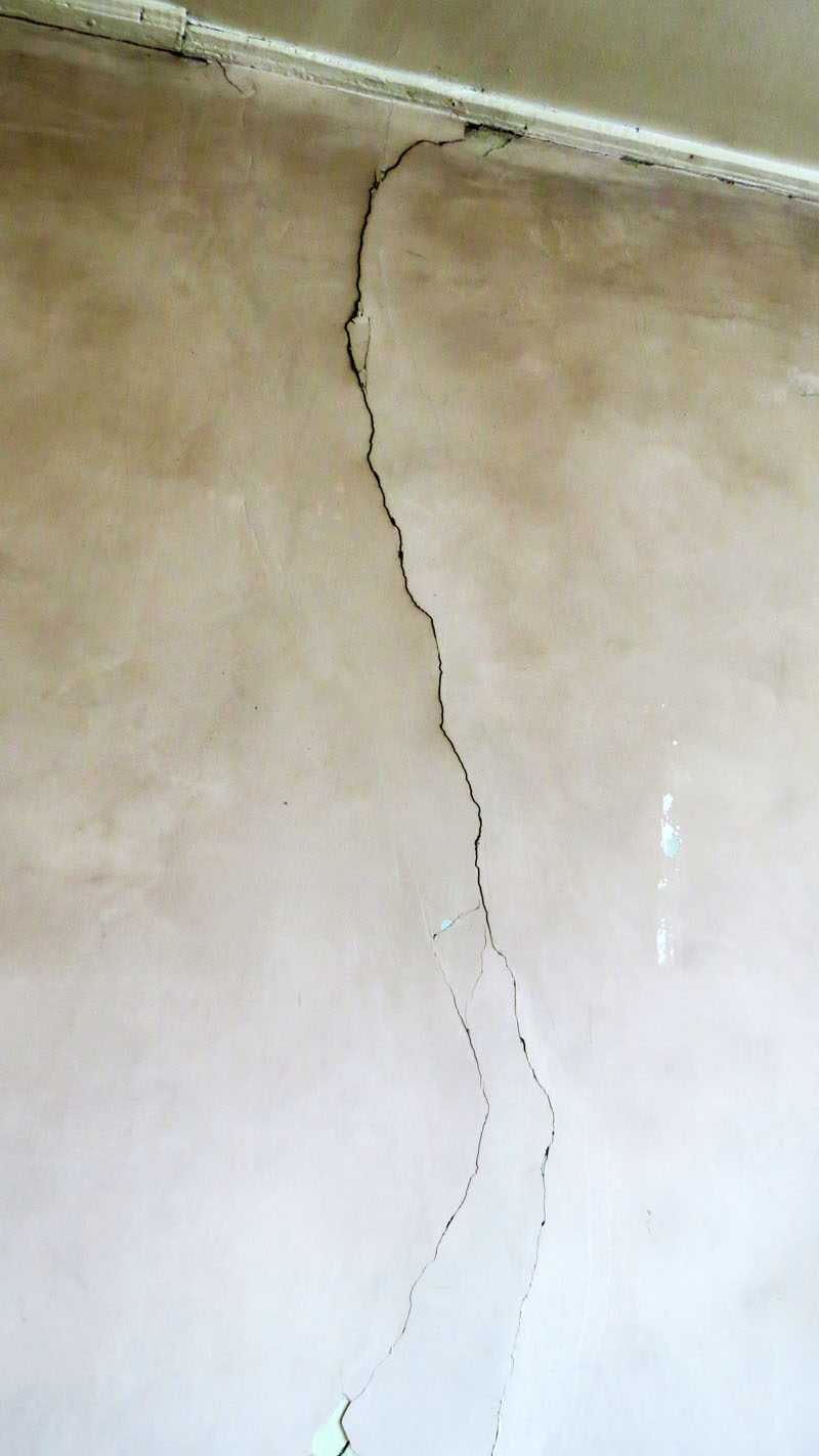 сквозные трещины в стене